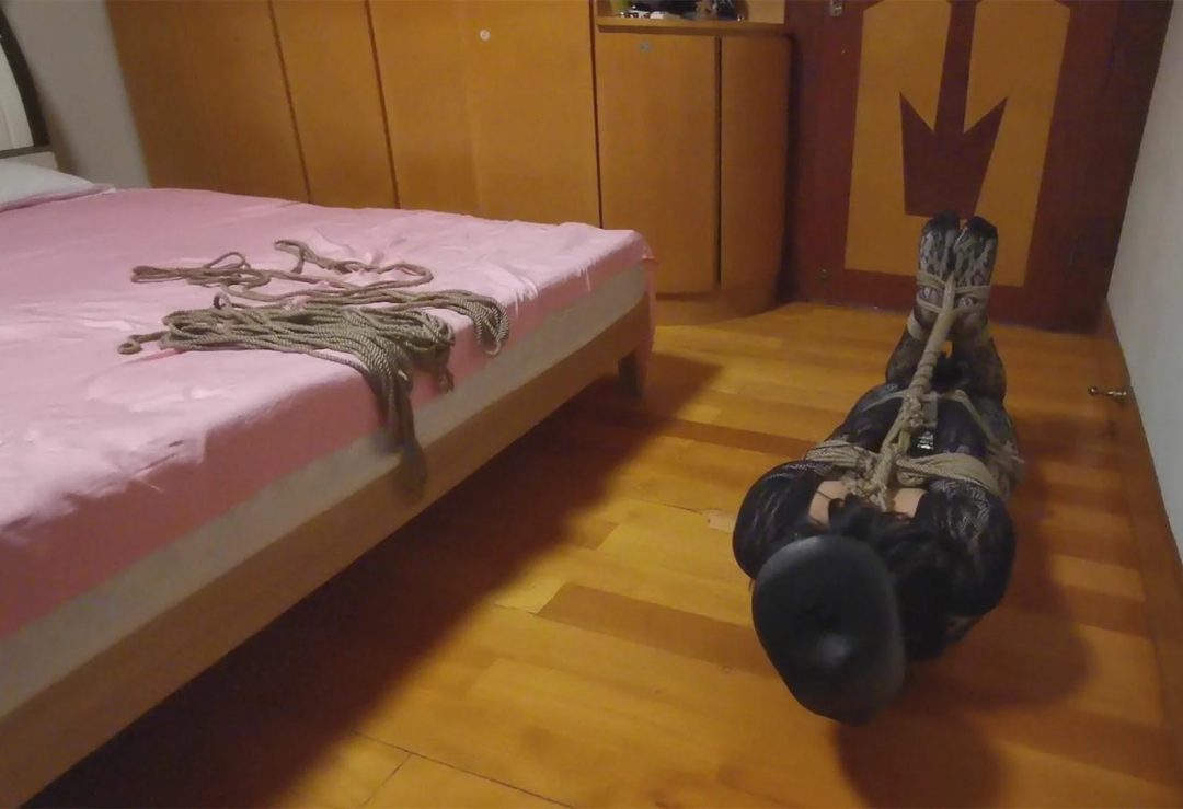 一只紧缚的大蛇精被驷马放置、无休止的挣扎、最后被折磨的精疲力尽-3