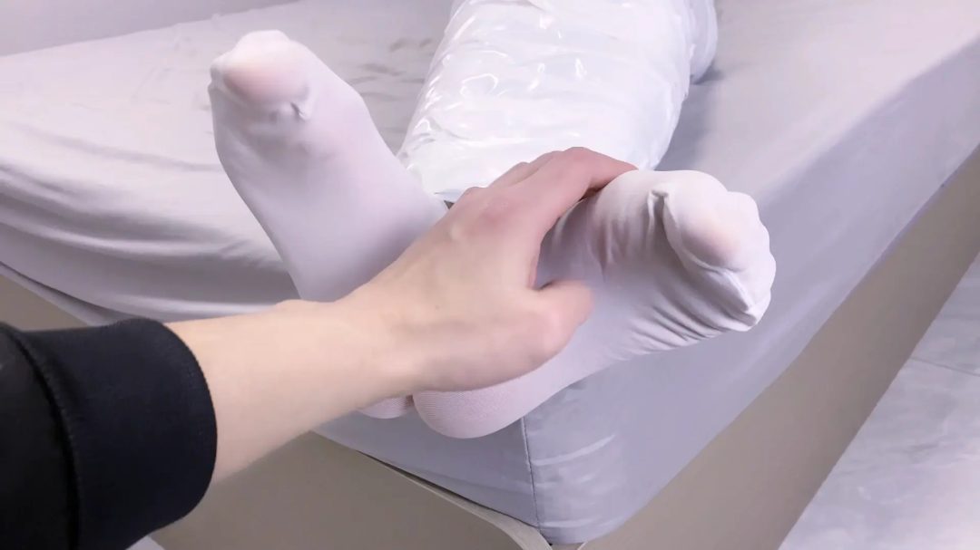 《路崽日记》-日式紧缚+并腿捆+丝袜堵嘴+丝巾勒嘴+带耳机听鬼故事+放置挣扎+喂食+保鲜膜全包+再胶布全包+挠脚心放置+附剪开过程等等-9