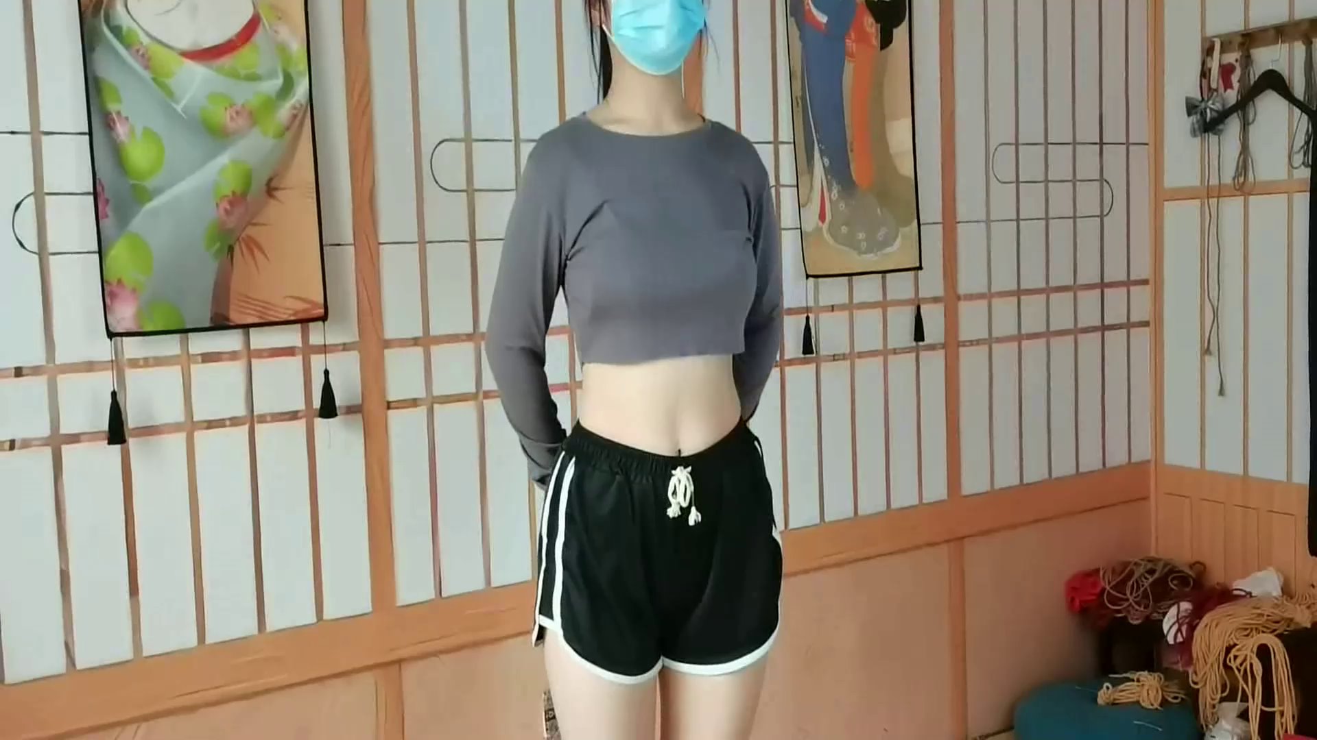 宋思琪被吊在竹竿上鞭打放置