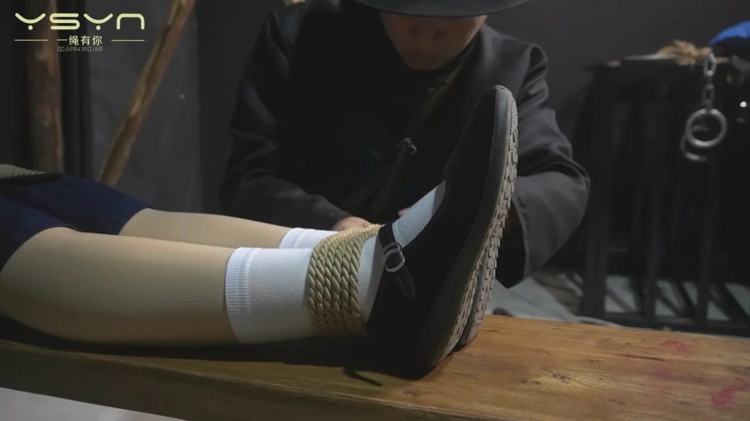 身着五四装的留洋女学生被抓刑房受尽吊打木马绳索勒腰老虎凳扎脚心绞死-8