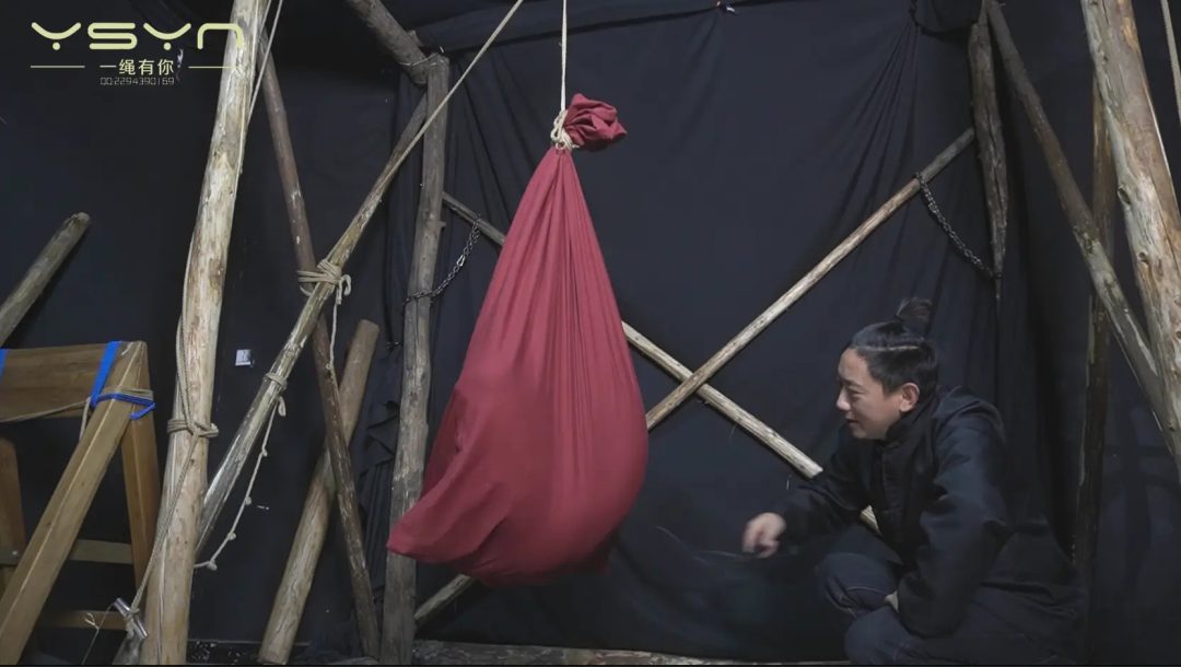 漂亮JK女孩惨遭绑匪捂晕装袋吊起来海老缚鸭子坐捆绑再次捂晕-2