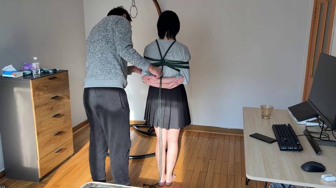 美琪的初绑马具口球超紧驷马-2