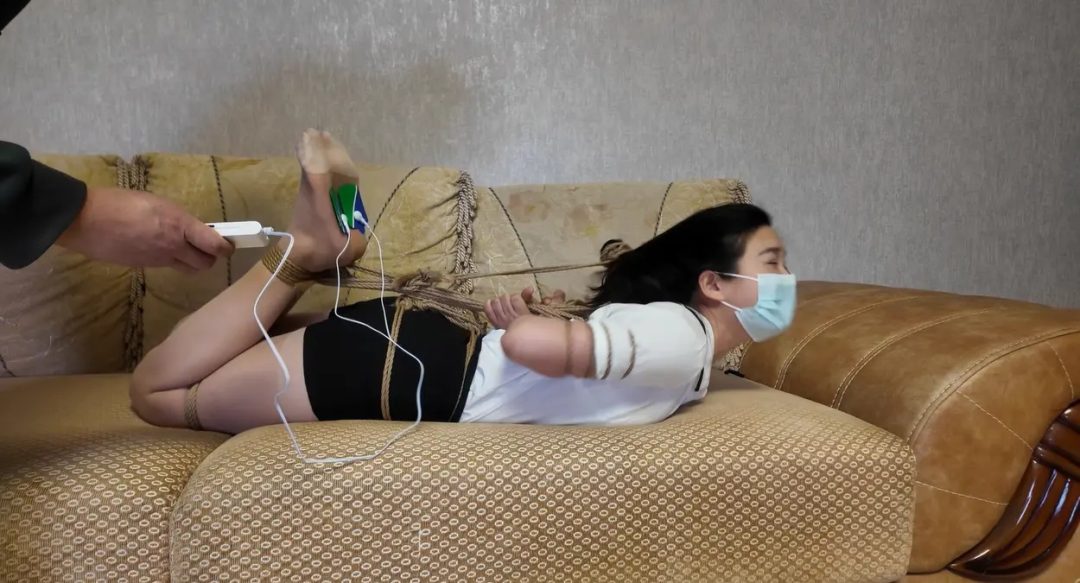 【道士下山】绝望驷马挣扎 脚心电击折磨 海老缚 折磨 肉丝-6