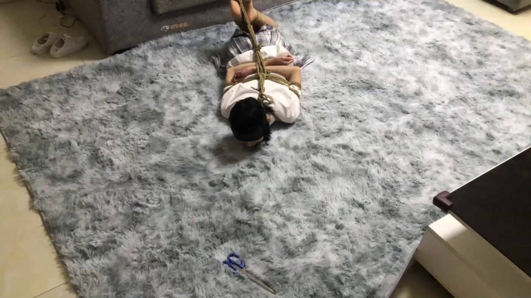 00后小美女红豆 极品颜值 蒙眼堵嘴 JK肉丝 超紧驷马找剪刀-8