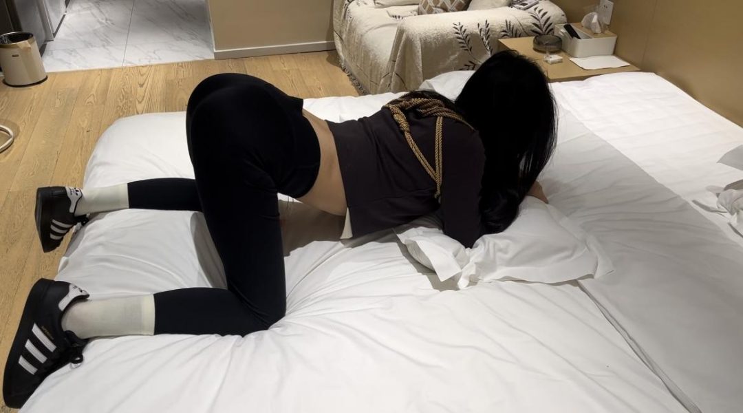 【执念】贝壳头瑜伽裤白袜，健身少女床上当狗，镣铐铐住双脚，紧紧贴合皮肤，套上白袜-6