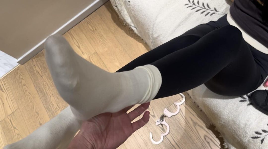 【执念】贝壳头瑜伽裤白袜，健身少女床上当狗，镣铐铐住双脚，紧紧贴合皮肤，套上白袜-5