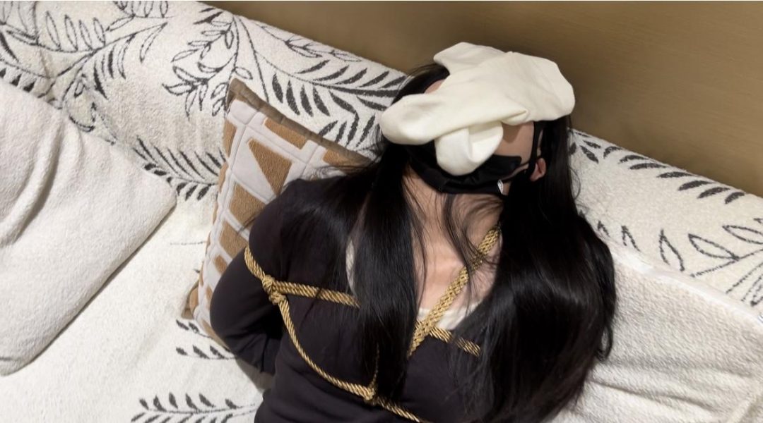 【执念】贝壳头瑜伽裤白袜，健身少女床上当狗，镣铐铐住双脚，紧紧贴合皮肤，套上白袜-4