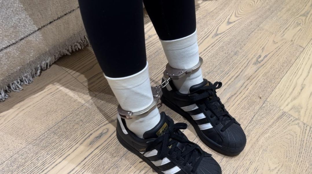 【执念】贝壳头瑜伽裤白袜，健身少女床上当狗，镣铐铐住双脚，紧紧贴合皮肤，套上白袜-3