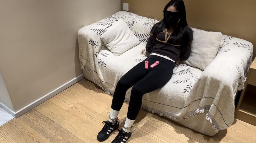 【执念】贝壳头瑜伽裤白袜，健身少女床上当狗，镣铐铐住双脚，紧紧贴合皮肤，套上白袜-2