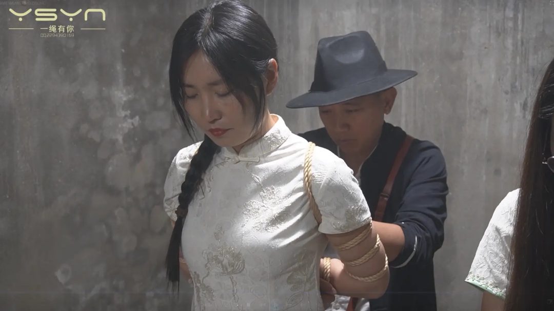 【姐妹无畏】旗袍姐妹花刑讯室惨遭特务捆绑各种酷刑打挠刷等关押牢房五花大绑秘密处决-12