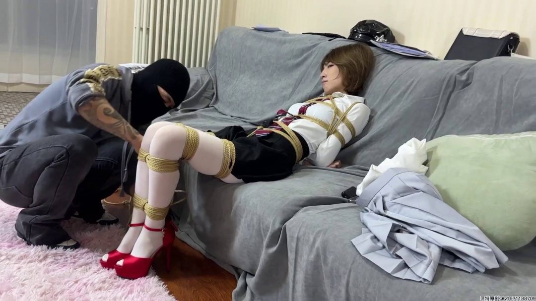 美女小艺jk制服驷马紧缚捆绑-6