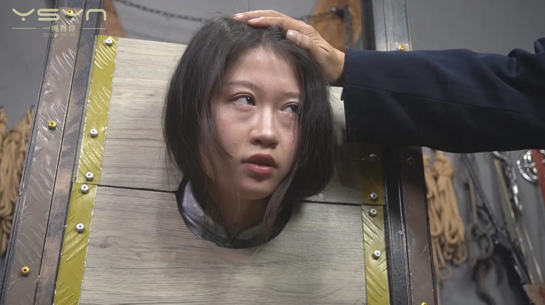 血色断头台之【嫣儿传奇】绑在X架烙铁老虎凳刷子铁钉铁钳板子鞭子重脚镣走绳上断头台-9