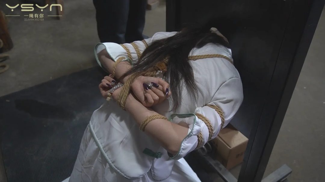 血色断头台之【嫣儿传奇】绑在X架烙铁老虎凳刷子铁钉铁钳板子鞭子重脚镣走绳上断头台-8