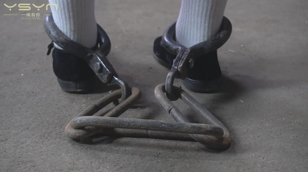 血色断头台之【嫣儿传奇】绑在X架烙铁老虎凳刷子铁钉铁钳板子鞭子重脚镣走绳上断头台-7