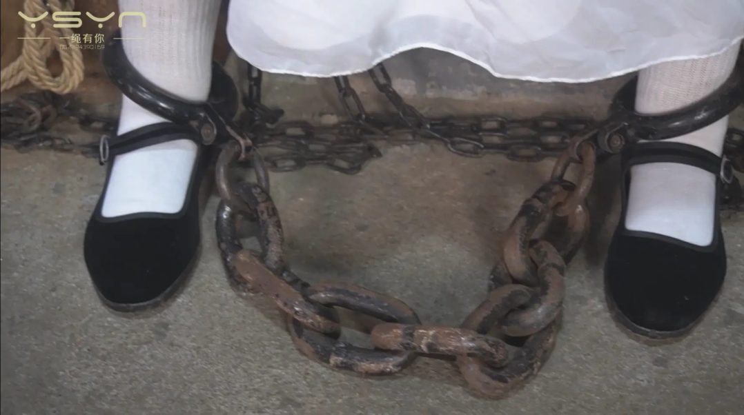 血色断头台之【嫣儿传奇】绑在X架烙铁老虎凳刷子铁钉铁钳板子鞭子重脚镣走绳上断头台-3