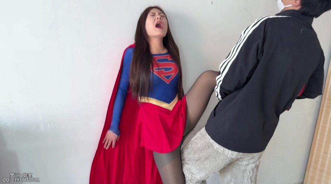 【邪恶黑丝女超人2】被绑在床受尽折磨 股绳-6