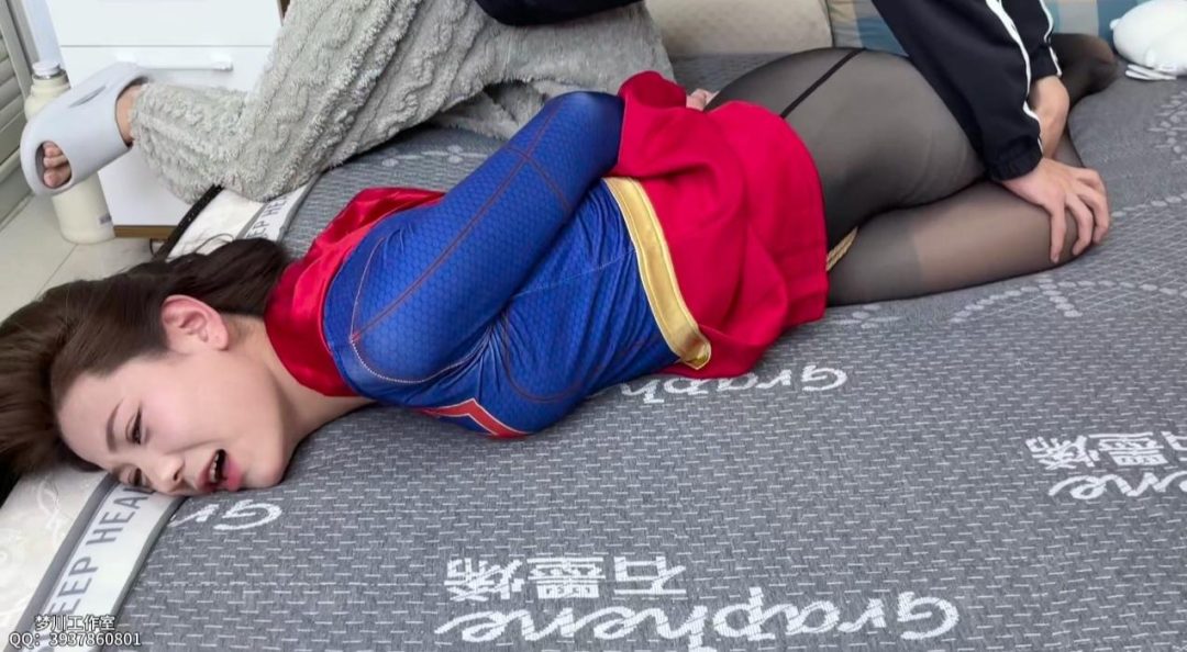 【邪恶黑丝女超人2】被绑在床受尽折磨 股绳-3
