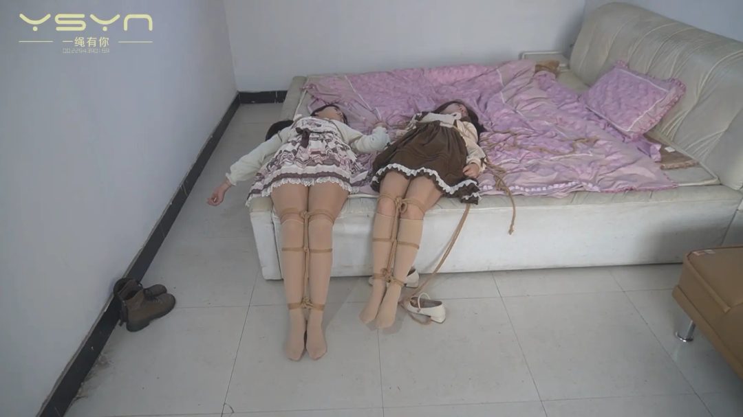 同性恋女孩菲菲和依依卧室里秀恩爱玩捆绑被蒙面大汉偷窥威逼各式捆绑跳舞逃脱未果-11