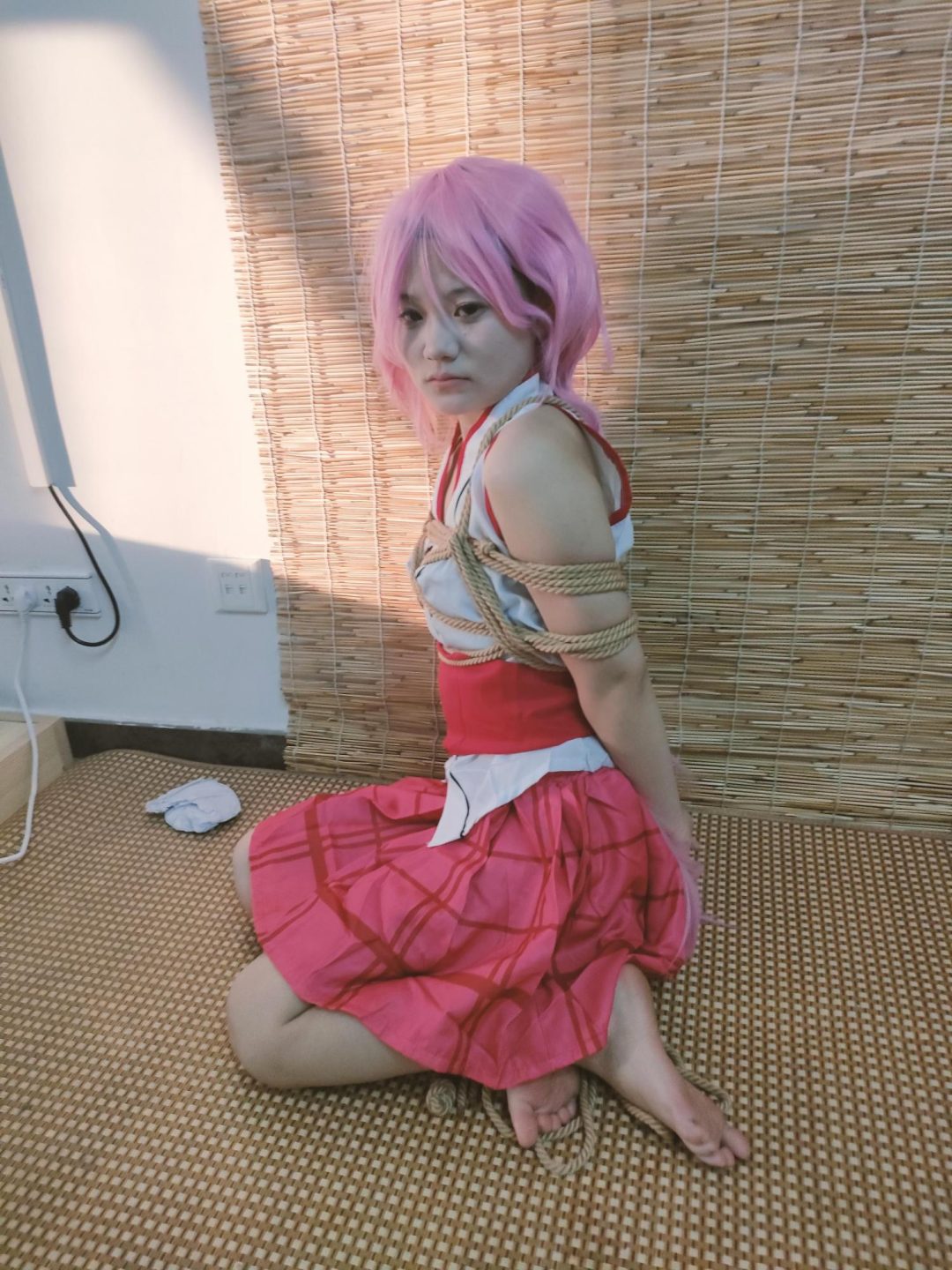 原神八重COS服+超紧紧缚+跪缚+丝袜蒙眼+白丝堵嘴+黑丝诱惑-1