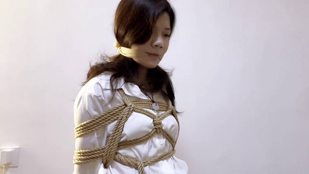 ol美女下班被入室捆绑折磨十天-5