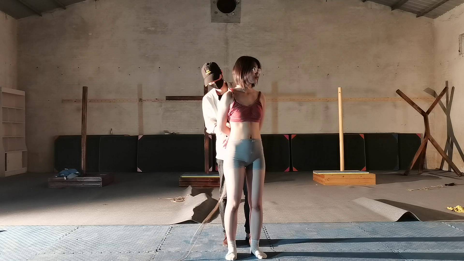 眼镜女孩被吊在废旧仓库