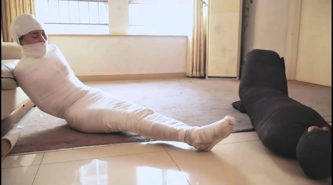 king定拍《黑白木乃伊姐妹 下》 超经典的逍遥老片 双御姐 全包成木乃伊 包裹成只能蠕动的黑白色人茧-8