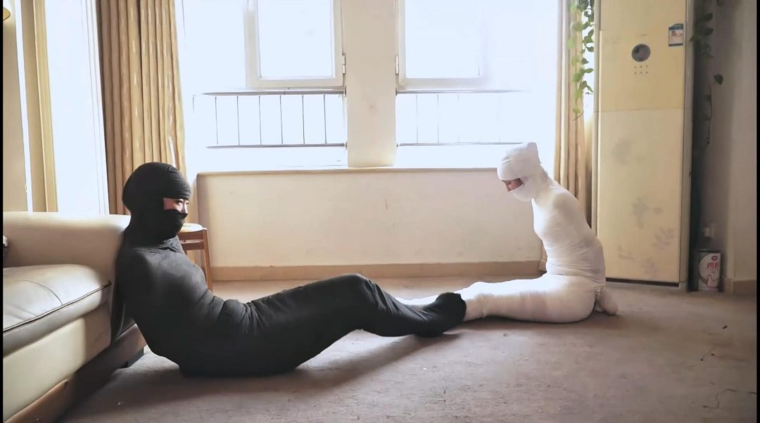 king定拍《黑白木乃伊姐妹 下》 超经典的逍遥老片 双御姐 全包成木乃伊 包裹成只能蠕动的黑白色人茧-6