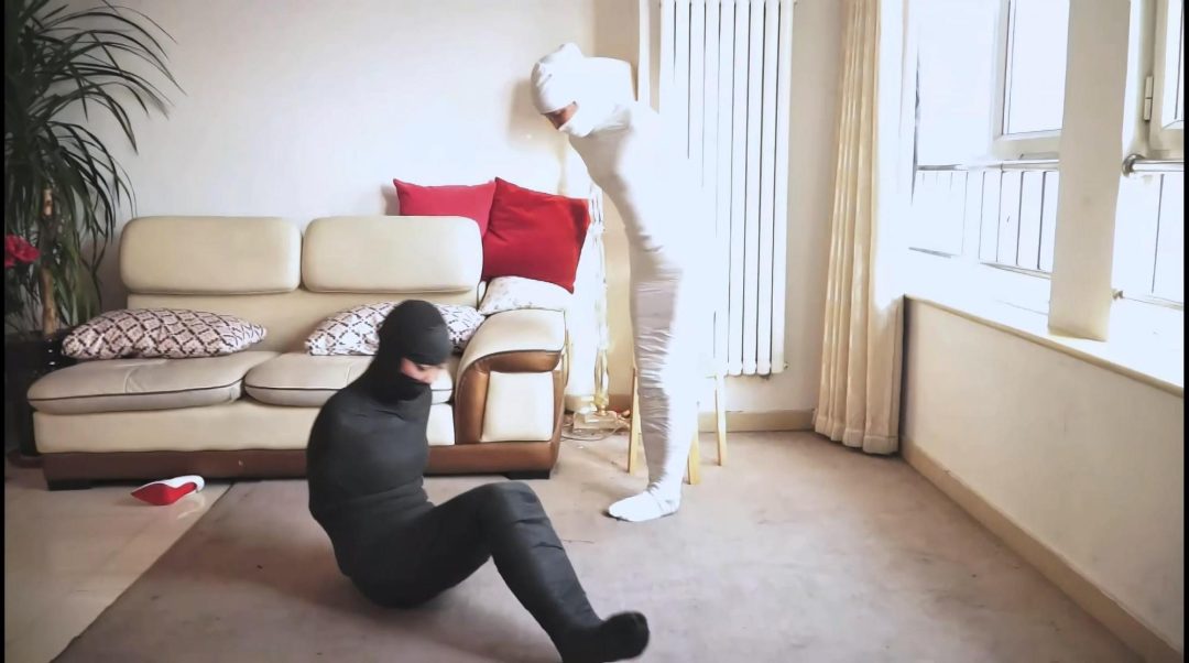 king定拍《黑白木乃伊姐妹 下》 超经典的逍遥老片 双御姐 全包成木乃伊 包裹成只能蠕动的黑白色人茧-4