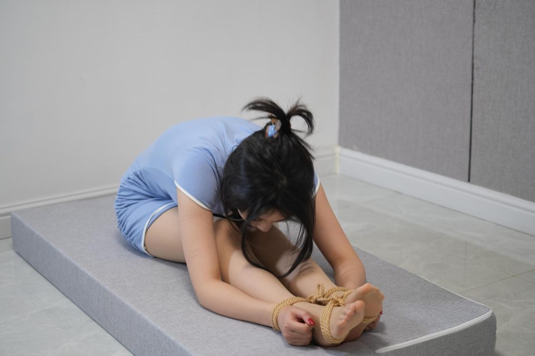 【灰太狼的羊】舞蹈生诺诺“柔韧性挑战”！高难度动作长时间放置保持，大口喘气、双腿发麻【放置＋紧缚＋手铐＋颈圈＋扎带】-2