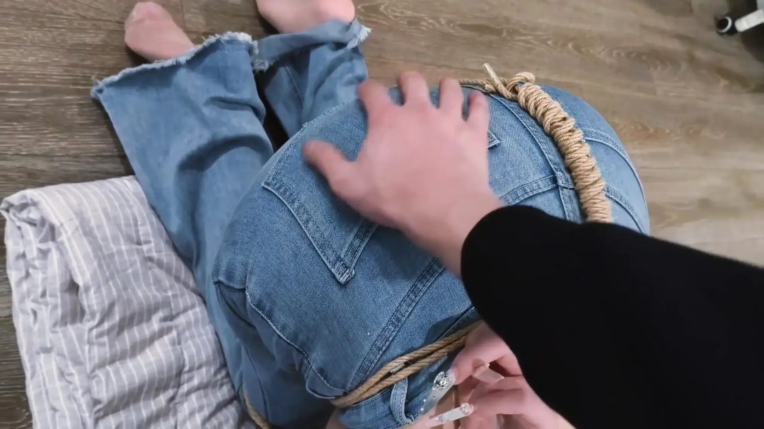 禾一工作室定拍微剧情—《美女家教变绳奴》美女老师关关上门教课 被变态学生紧缚 惨遭玩弄 竟然主动求绑！-4