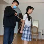 定拍珊珊的紧缚靠墙放置挣扎，口球流口水