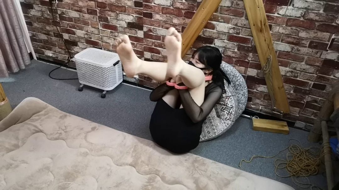 杨蕊 黑衣 硬拉起来的头下倒吊 痛苦的驷马 忍耐力超好-1