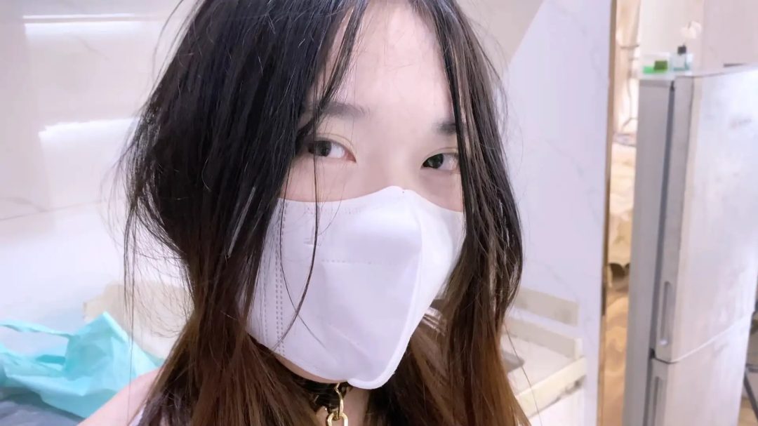 【嗷大喵】-《吃鱼的喵》-女仆装皮革束缚,手铐,脚铐,项圈链子,口球,束缚手在背后,整理房间叠被子太慢被罚,跪趴鞭打pp,sp,牵引跪走,鸭子坐,结束完对镜羞耻展示自己等-9