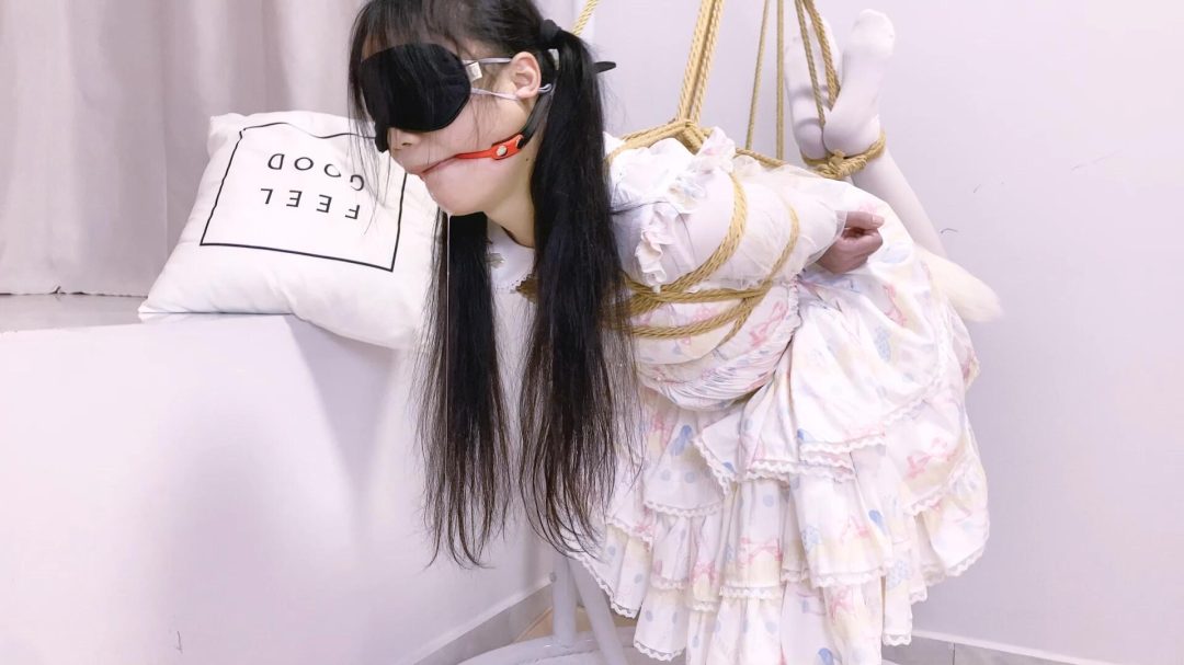 《路崽日记》-洛丽塔欧式直臂紧缚+跪趴跪坐+口球+中重度打屁股sp打出音爆声+打脚心大腿和胸+尾巴+日式紧缚+胸缚+驷马吊缚悬吊+口水直流+放置-13