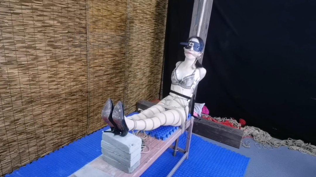 把柔仙儿禁锢在老虎登上,股绳 垫上5块砖 疼的斯心裂肺 绳子勒嘴 tk 耳光报数 郊狼电击 sp-4