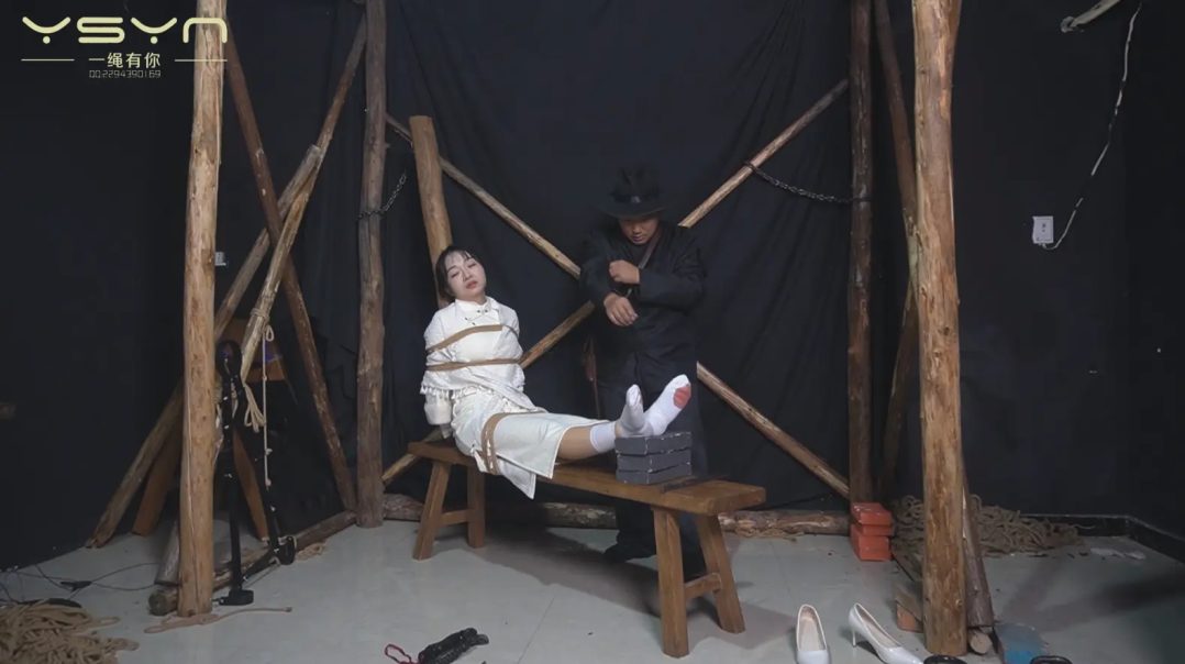 【被捕女教师】由于叛徒出卖被抓捕的女教师惨遭严刑拷打双手吊起鞭打老虎凳铁钳子夹脚趾电刑五花大绑枪决-8