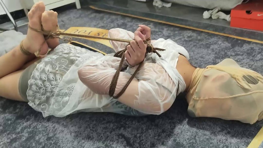 新模小赢湿身驷马放置，短丝袜堵嘴-1