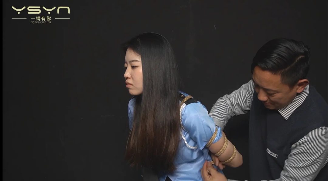 【割断双脚的女孩】深入虎穴只身一人调查户口的女井被偷袭打晕全身捆在桌子上关铁笼玩弄后隔割断双脚-9