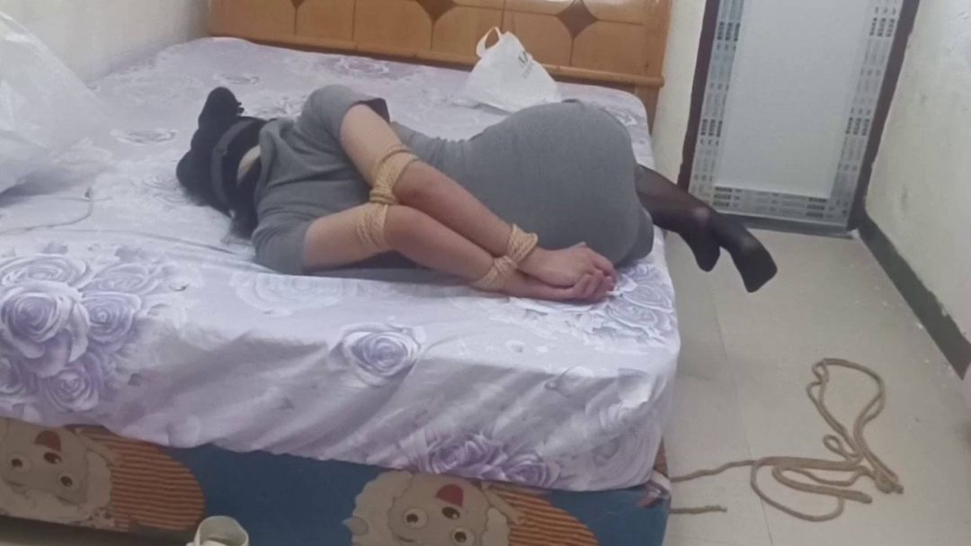 前面体操服，后面短裙黑丝，超紧西式并肘挣扎-8