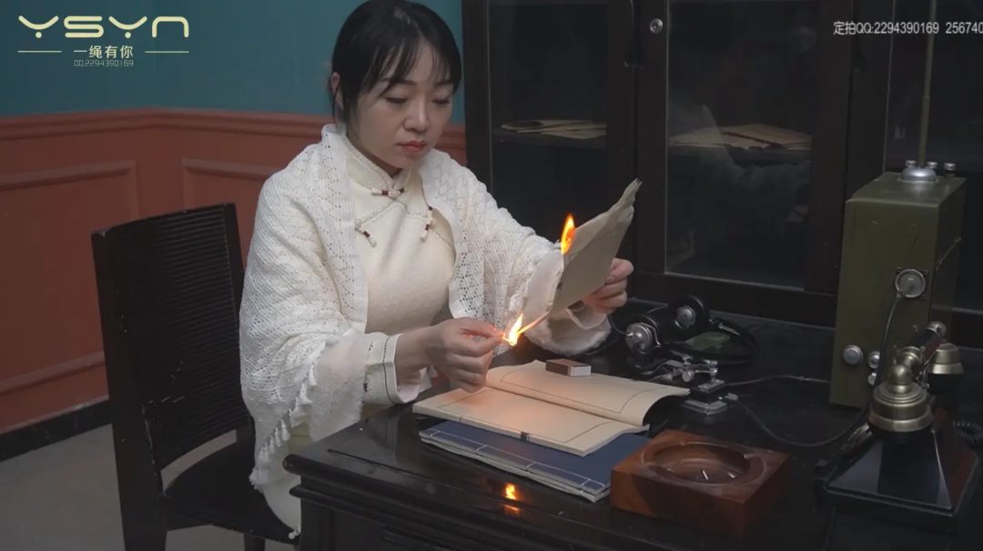 【被捕女教师】由于叛徒出卖被抓捕的女教师惨遭严刑拷打双手吊起鞭打老虎凳铁钳子夹脚趾电刑五花大绑枪决-4