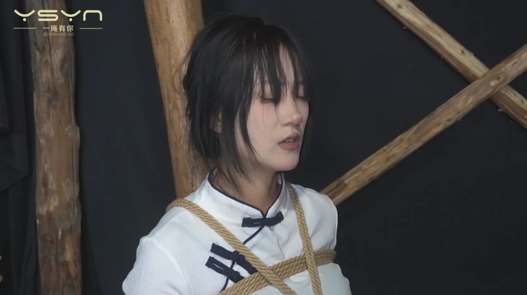 【烈火红颜】被捕女孩五花大绑关进牢房大字绑鞭打坐老虎凳打挠脚心拶子拶脚指不屈服刑场捆绑插牌枪决-14