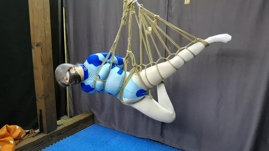 得了重感冒的云仙儿，为了争夺现场约拍大佬的5万元的奖赏，不顾生命危险挑战三种吊缚，不知能否成功-9