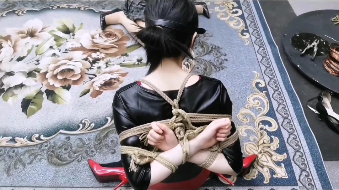 柔仙儿和艺仙儿夹舌拔河比赛又开始了-3