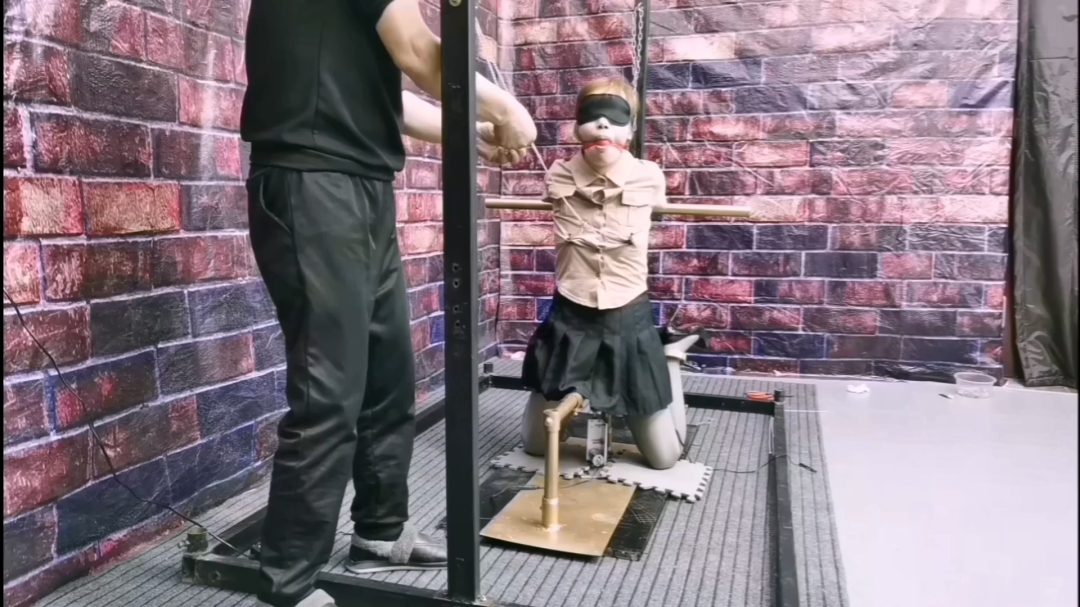 悦儿五花大绑勒脖子放置-4