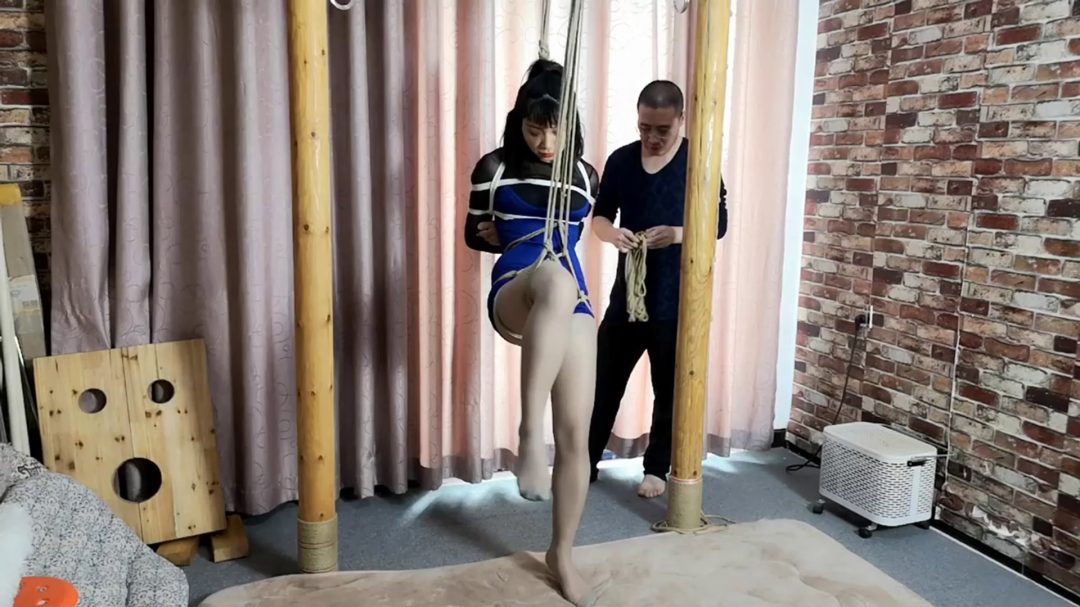 王蕾 蓝衫少妇分腿悬吊 丝袜塞满嘴-3