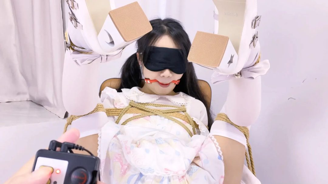 《少女情劫》jk妹出门丢垃圾被坏人潜入家里+姐妹约逛街换衣服后+梦魇自己+醒来真的被日式紧缚+胸缚+胶布封嘴+口球+鞭打哭+分腿吊缚等等-14