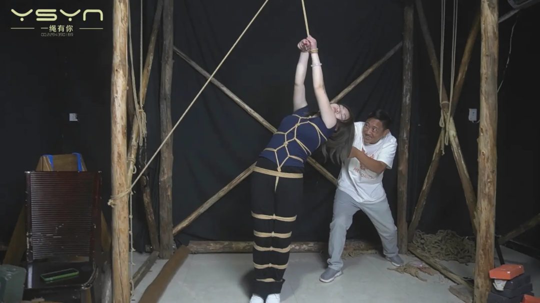 【神秘的消失】漂亮的大眼睛女孩被捂晕装麻袋转晕要吐直臂未果五花团缚龟甲敷-4