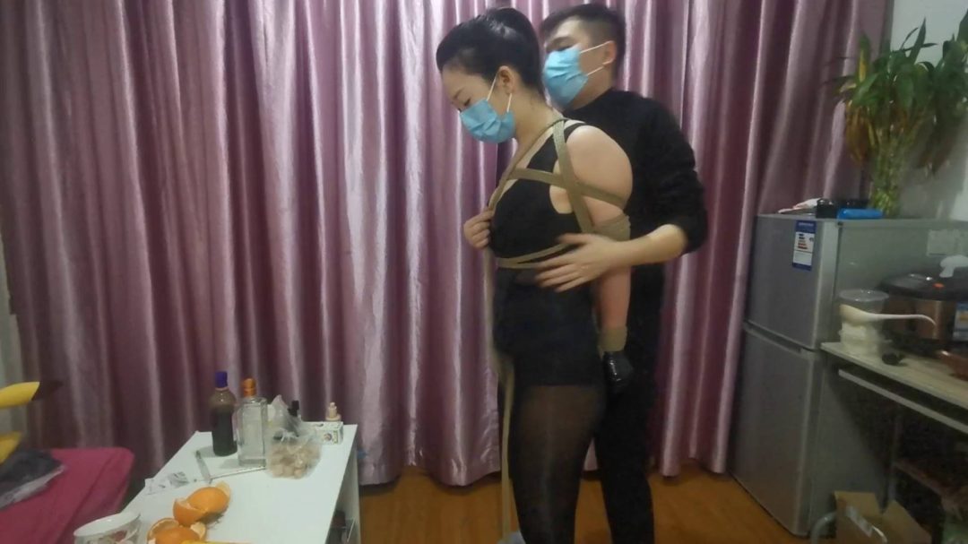 胶带包手、多层丝袜套头 齐上阵-2