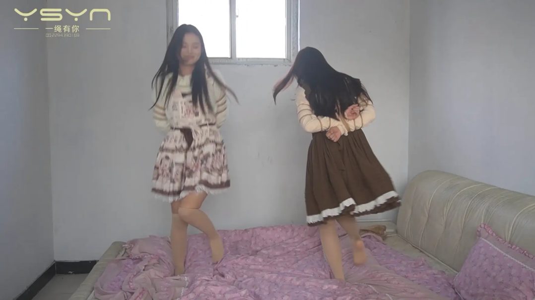 同性恋女孩菲菲和依依卧室里秀恩爱玩捆绑被蒙面大汉偷窥威逼各式捆绑跳舞逃脱未果-6