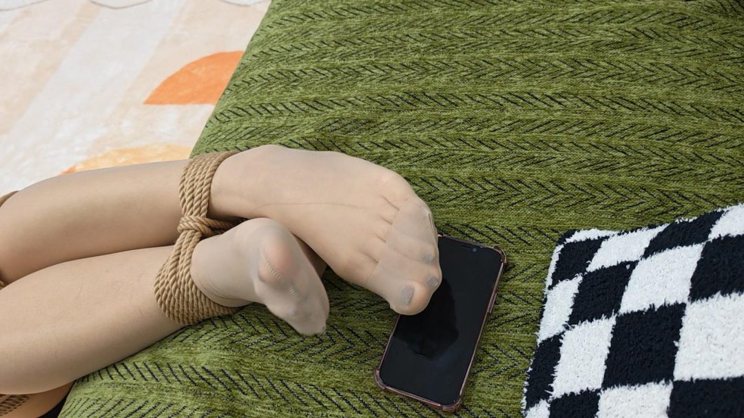 沐小雨紧缚绝望挣扎，多股绳子捆绑、微剧情，丝袜堵嘴、超紧驷马-4